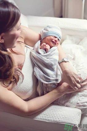 寶寶躺著好還是抱著好？新生寶寶怎么抱？