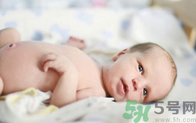 新生兒肚臍可以碰水嗎？新生兒肚臍沒脫落能洗澡嗎？