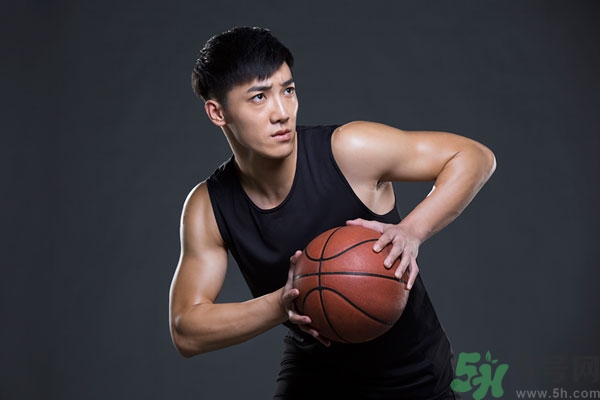 打籃球崴腳了怎么快速恢復？打籃球腳崴了腫了怎么辦？