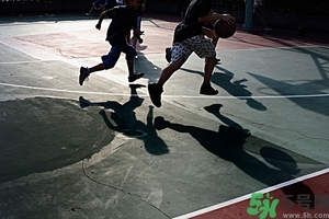 打籃球腰扭傷了怎么辦？打籃球腰閃了怎么辦？