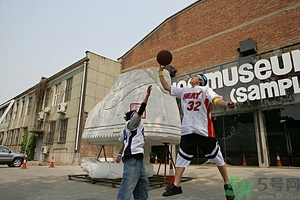 打籃球崴腳了怎么快速恢復？打籃球腳崴了腫了怎么辦？