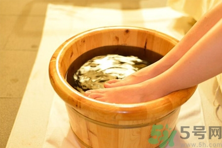 秋天泡腳加什么好？秋季泡腳有什么好處？