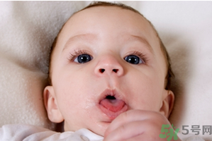 秋天嬰兒穿什么衣服？嬰兒秋天穿什么衣服？