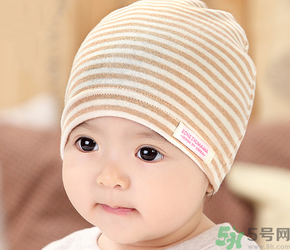 秋天嬰兒睡覺穿什么？嬰兒秋天睡覺穿什么？