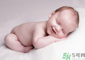 秋天嬰兒睡覺穿什么？嬰兒秋天睡覺穿什么？