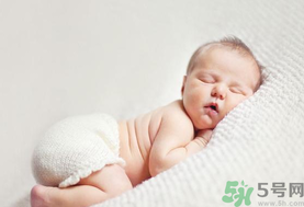 嬰兒秋天拉肚子怎么辦？秋天嬰兒拉肚子怎么辦？