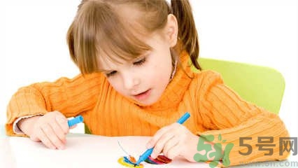 孩子左撇子怎么辦？孩子左撇子需要糾正嗎？