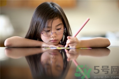 孩子左撇子怎么辦？孩子左撇子需要糾正嗎？