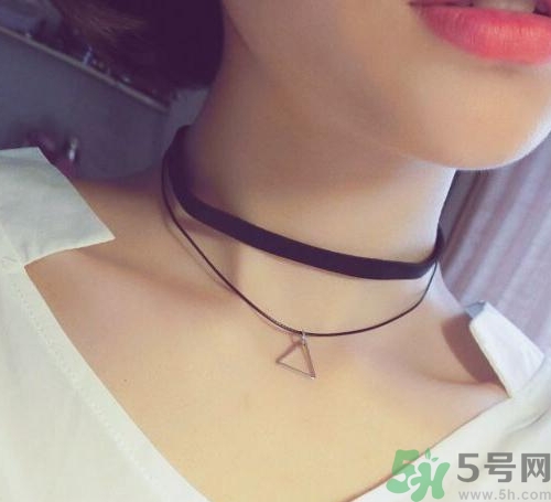 choker項(xiàng)鏈怎么搭配衣服？choker蕾絲項(xiàng)鏈搭配