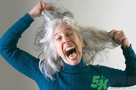 缺什么頭發(fā)會(huì)變白？年輕人頭發(fā)變白是缺維生素嗎？