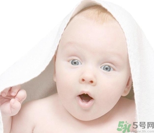 寶寶睡覺喜歡把手舉起來是怎么回事？