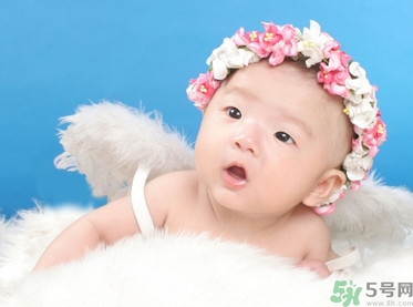 寶寶睡覺喜歡把手舉起來是怎么回事？