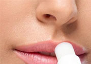 嘴巴起皮是上火了嗎？嘴巴干裂起皮是什么原因？