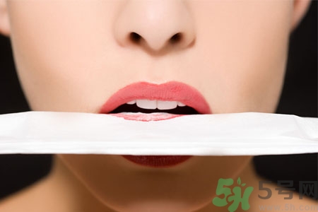 嘴巴起皮是上火了嗎？嘴巴干裂起皮是什么原因？