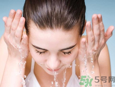 秋天用什么水洗臉好?秋天洗臉用冷水好還是熱水好? 秋天用什么水洗臉好?秋天洗臉用冷水好還是熱水好?