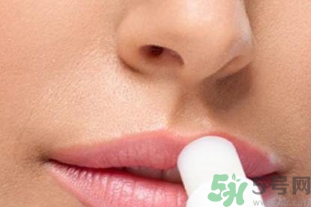 嘴巴起皮很干怎么辦？嘴巴起皮很干怎么回事？