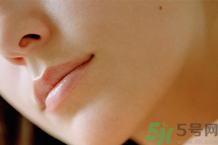 嘴巴起皮很干怎么辦？嘴巴起皮很干怎么回事？