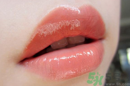 嘴巴周圍干燥起皮發(fā)紅怎么回事？嘴巴周圍干燥起皮怎么辦？