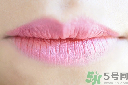 秋天嘴巴起皮吃什么水果好？嘴巴起皮吃什么食物好？