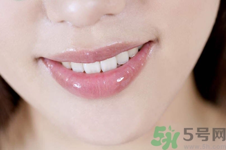 秋天嘴巴起皮吃什么水果好？嘴巴起皮吃什么食物好？