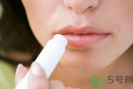 秋天嘴巴起皮吃什么水果好？嘴巴起皮吃什么食物好？
