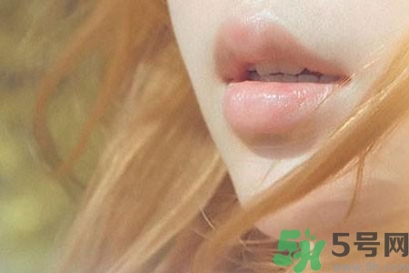 嘴巴起皮吃什么蔬菜好？嘴巴起皮吃什么好的快？