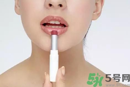 嘴巴起皮吃什么蔬菜好？嘴巴起皮吃什么好的快？