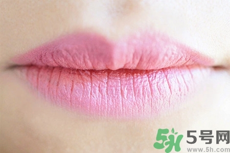 嘴巴起皮吃什么蔬菜好？嘴巴起皮吃什么好的快？