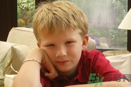 小孩打耳洞對(duì)視力好嗎？為什么小時(shí)候打耳洞對(duì)視力好？