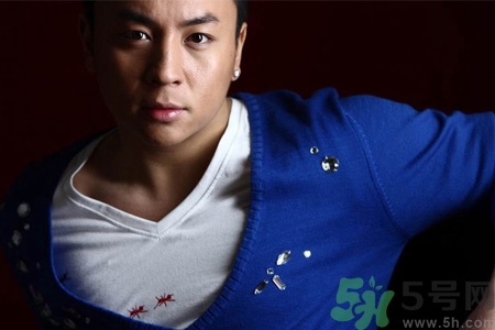 男性耳飾怎么挑選？男生耳釘左右耳的含義是什么？