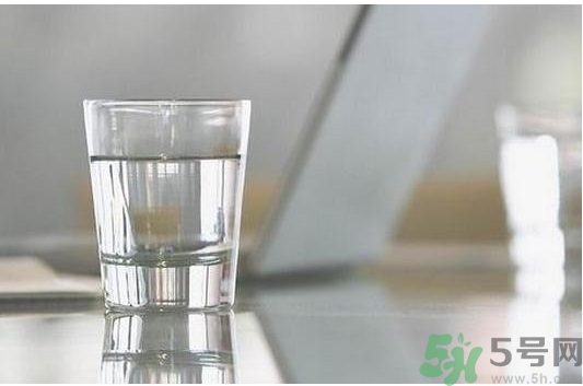 產(chǎn)婦多喝水奶水會多嗎？產(chǎn)婦多喝水奶水會稀嗎？