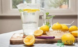 產(chǎn)婦多喝水奶水會多嗎？產(chǎn)婦多喝水奶水會稀嗎？