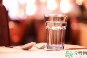 產(chǎn)婦多喝水奶水會多嗎？產(chǎn)婦多喝水奶水會稀嗎？