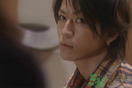 男生耳洞打哪邊比較好？男生耳洞打左邊還是右邊比較好看？