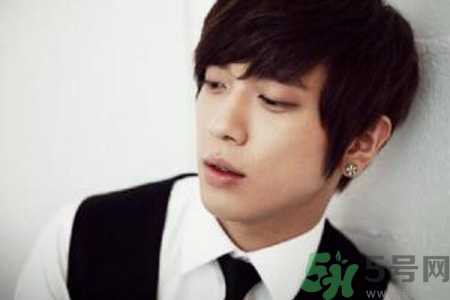 男生耳洞打哪邊比較好？男生耳洞打左邊還是右邊比較好看？