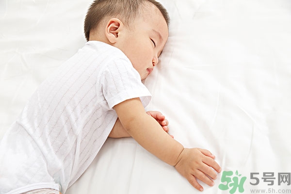 寶寶睡覺張著嘴是怎么回事？寶寶睡覺為什么張著嘴？