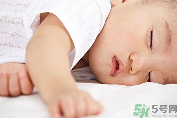 寶寶睡覺張著嘴是怎么回事？寶寶睡覺為什么張著嘴？