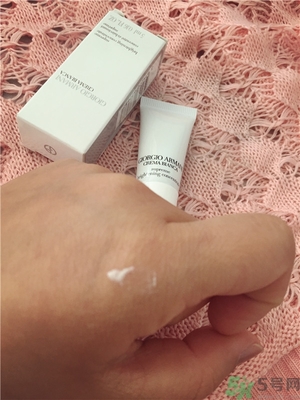 阿瑪尼黑鑰匙至臻奐顏精華乳怎么樣？阿瑪尼黑鑰匙精華乳好用嗎？