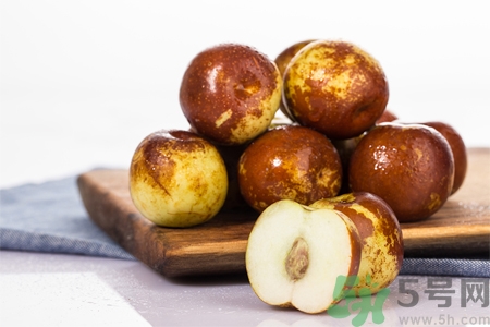 冬棗為什么用開水泡過會(huì)變紅？燙過的冬棗還能吃嗎？