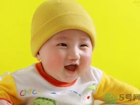 寶寶多大穿鞋子比較好？寶寶多大可以穿鞋？