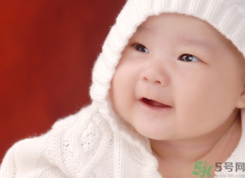 寶寶多大穿鞋子比較好？寶寶多大可以穿鞋？