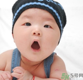 寶寶多大穿鞋子比較好？寶寶多大可以穿鞋？