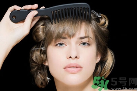 睡前能梳頭嗎？睡覺前梳頭會影響睡眠嗎？