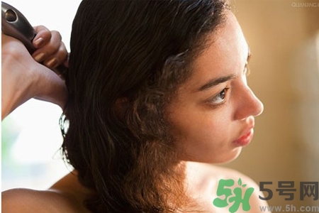 睡前能梳頭嗎？睡覺前梳頭會影響睡眠嗎？