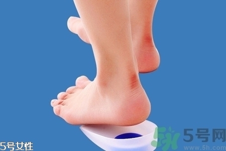 腳后跟腫是什么原因引起的？腳后跟腫怎么辦？