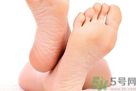 腳后跟腫是什么原因引起的？腳后跟腫怎么辦？