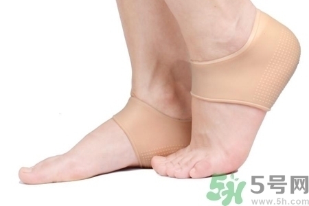 腳后跟腫是什么原因引起的？腳后跟腫怎么辦？