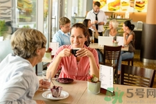 和乙肝病人吃飯會傳染嗎？和乙肝病人吃飯需要注意什么？