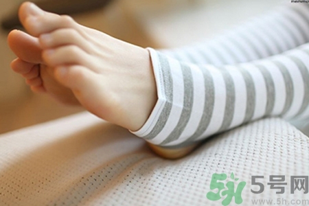 腳趾甲變厚變黃什么原因？腳趾甲變厚變黃是灰指甲嗎？