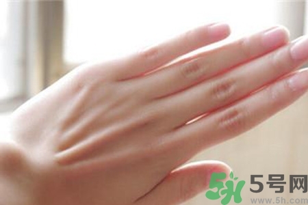 ?指甲上有豎紋是缺什么？指甲上有豎紋是缺維生素嗎？